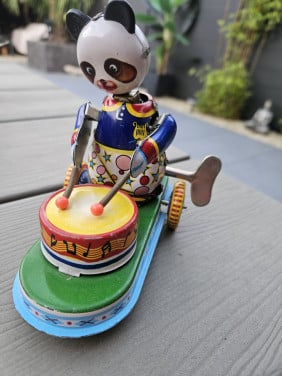 Mooie blikken speelgoedpanda met sleutel in werkende staat...