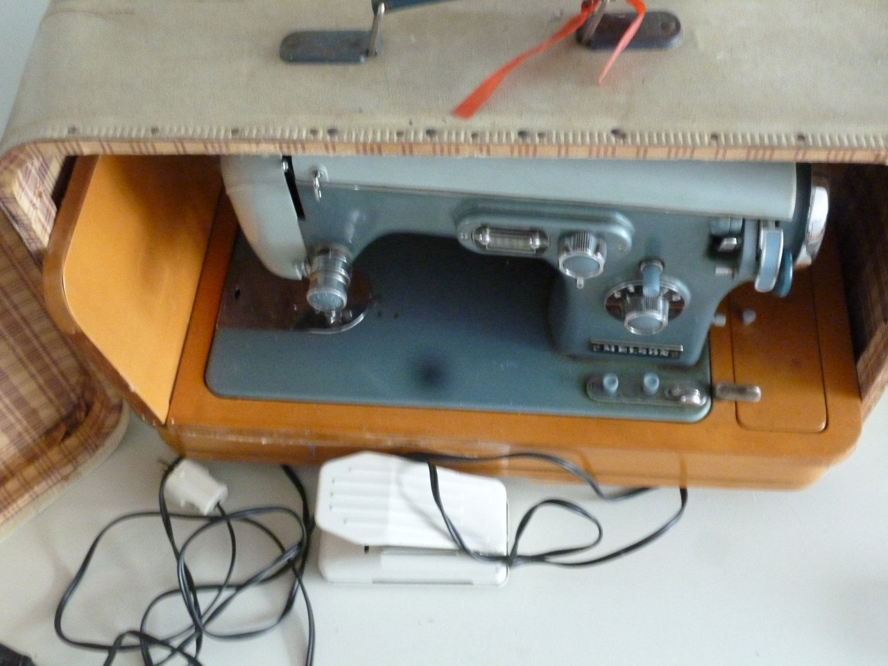 Jaren 50/60 Nelson Naaimachine werkend