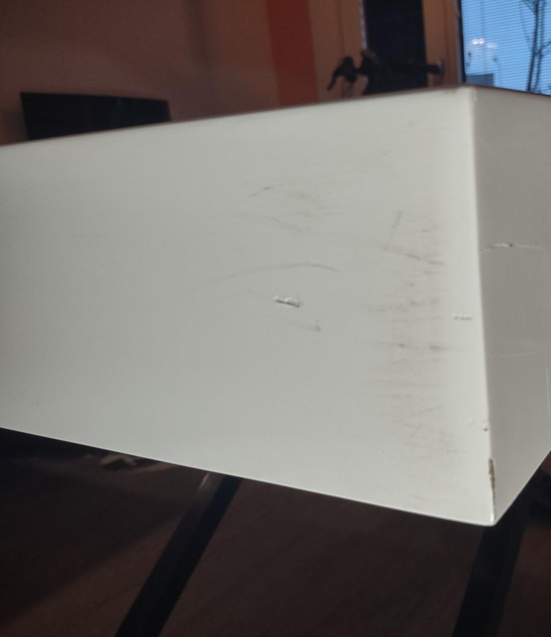 Uitschuifbaar en in hoogte te verstellen witte eet/salontafel