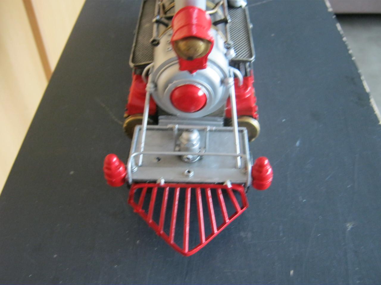 Metalen stoomlocomotief.