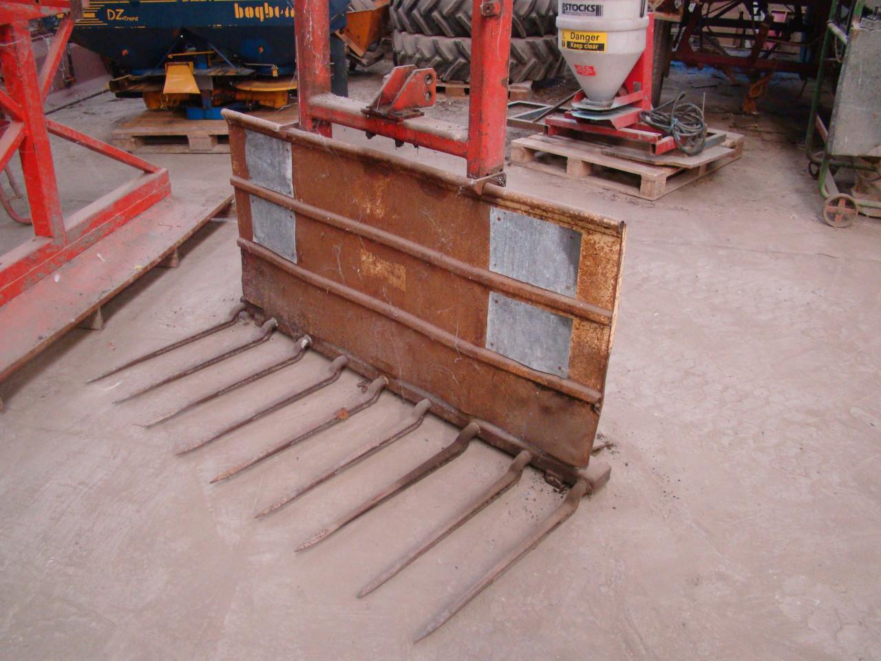 Diverse landbouwmachines en materialen