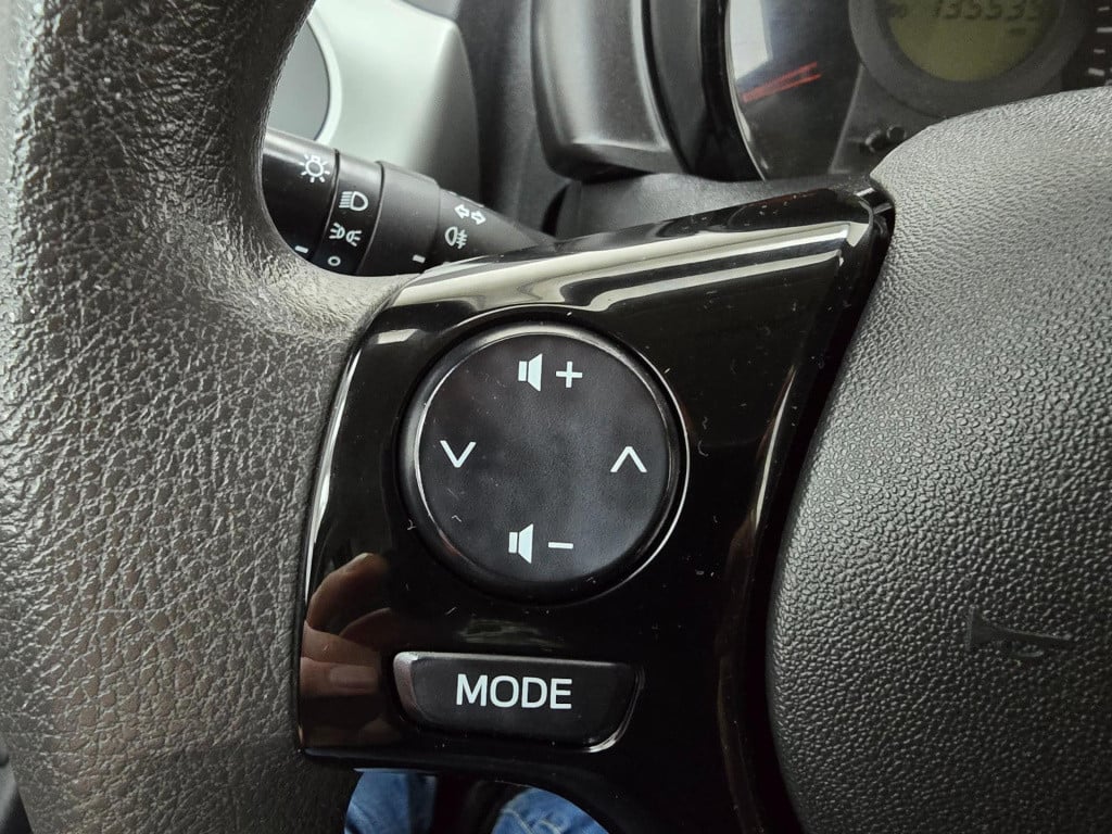 Peugeot 108 occasion in zwart met airco en bluetooth connecten | tweedehand