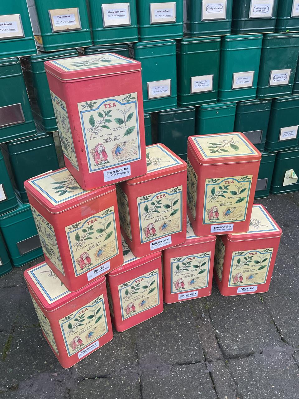Blikken uit theewinkel