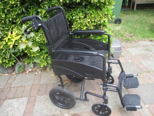 Compacte rolstoel met handremmen te koop