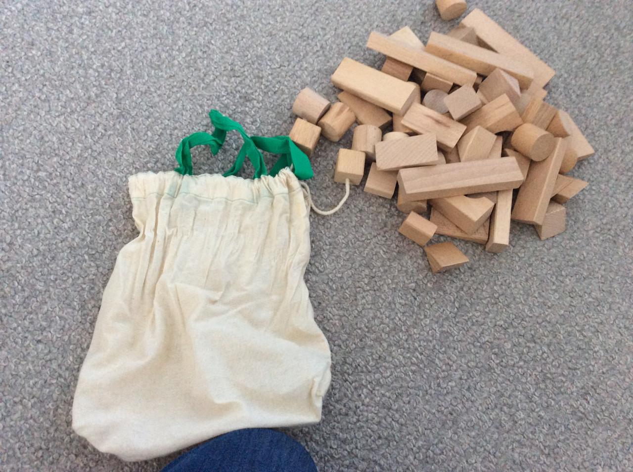 Stapeltoren.     Leeftijd: 3+.     Zak met blokken in verschillende vormen.