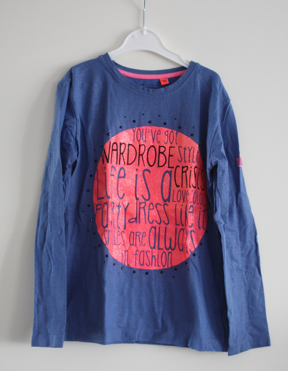 Blauwe shirt met roze en letter opdruk maat 128-134