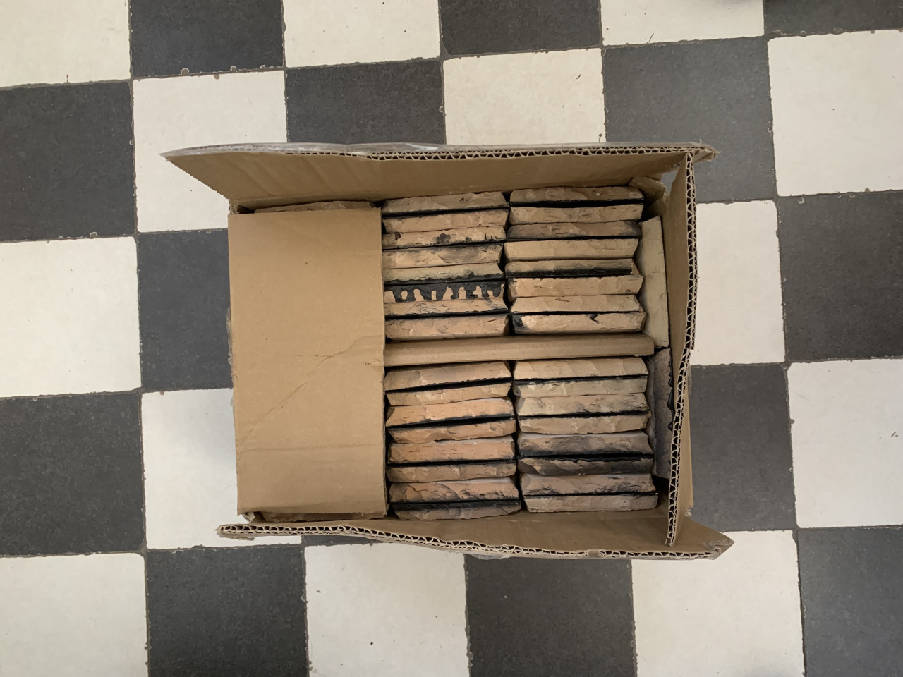 Zwarte tegeltjes 10x10.  50 stuks