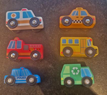 Houten autootjes en verkeersborden.