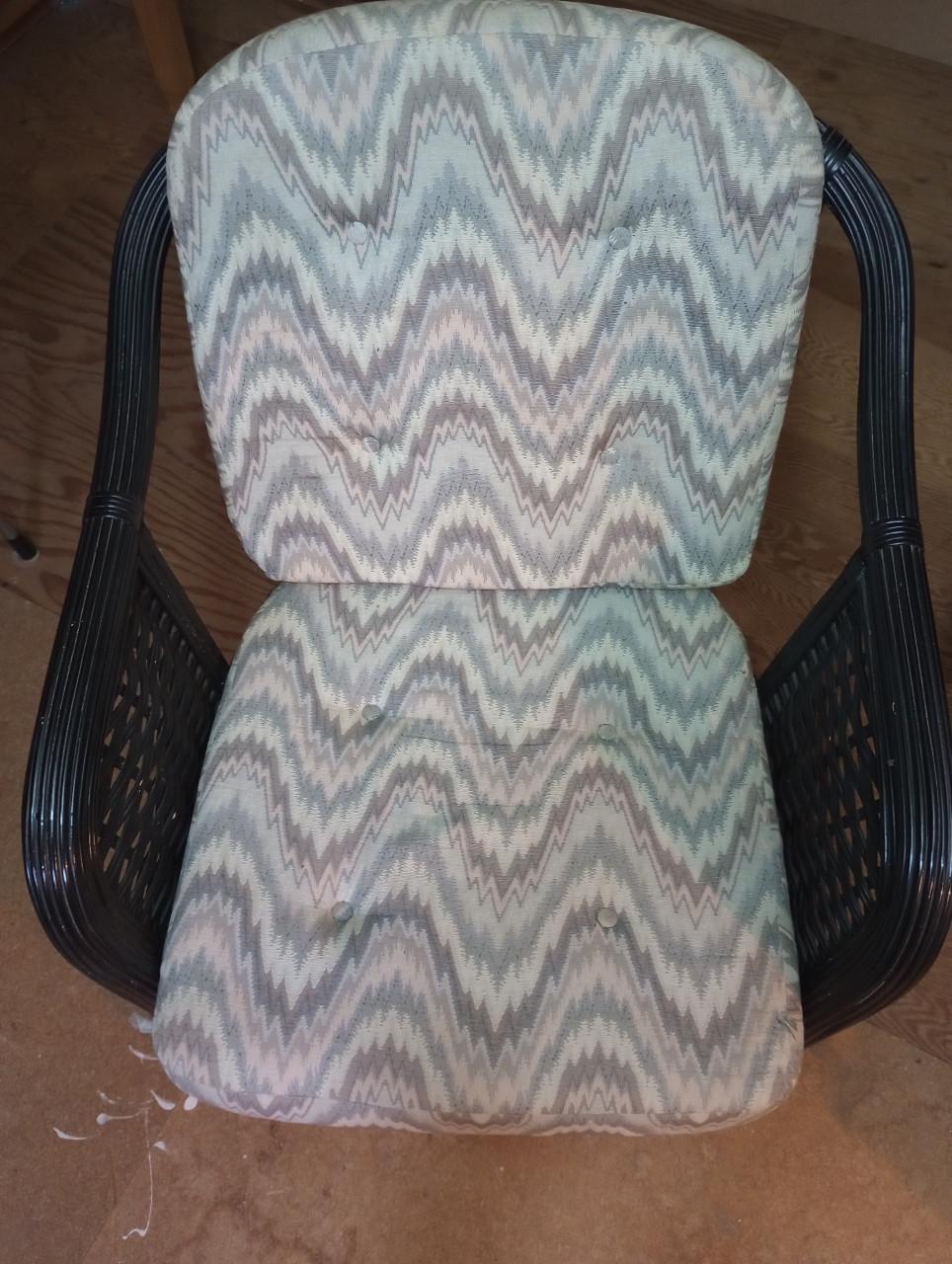 Zwarte vintage rotan stoel (incl. 2 losse kussens)