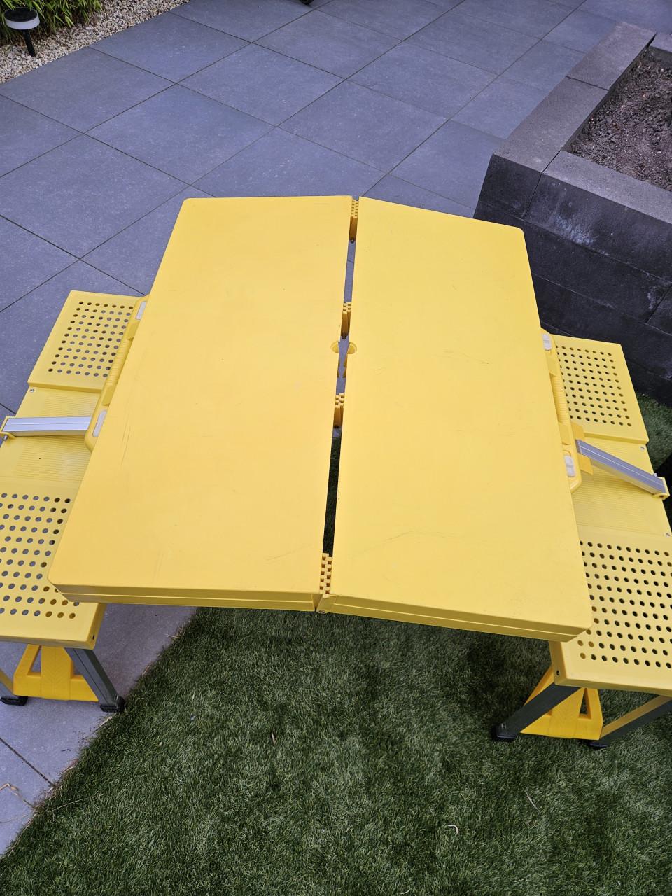 Gele opvouwbare picknicktafel - ideaal voor camping/tuin