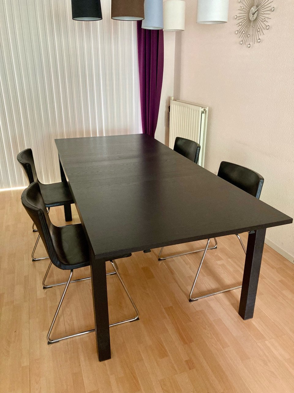 Uitschuifbare eetkamertafel met 4 stoelen.