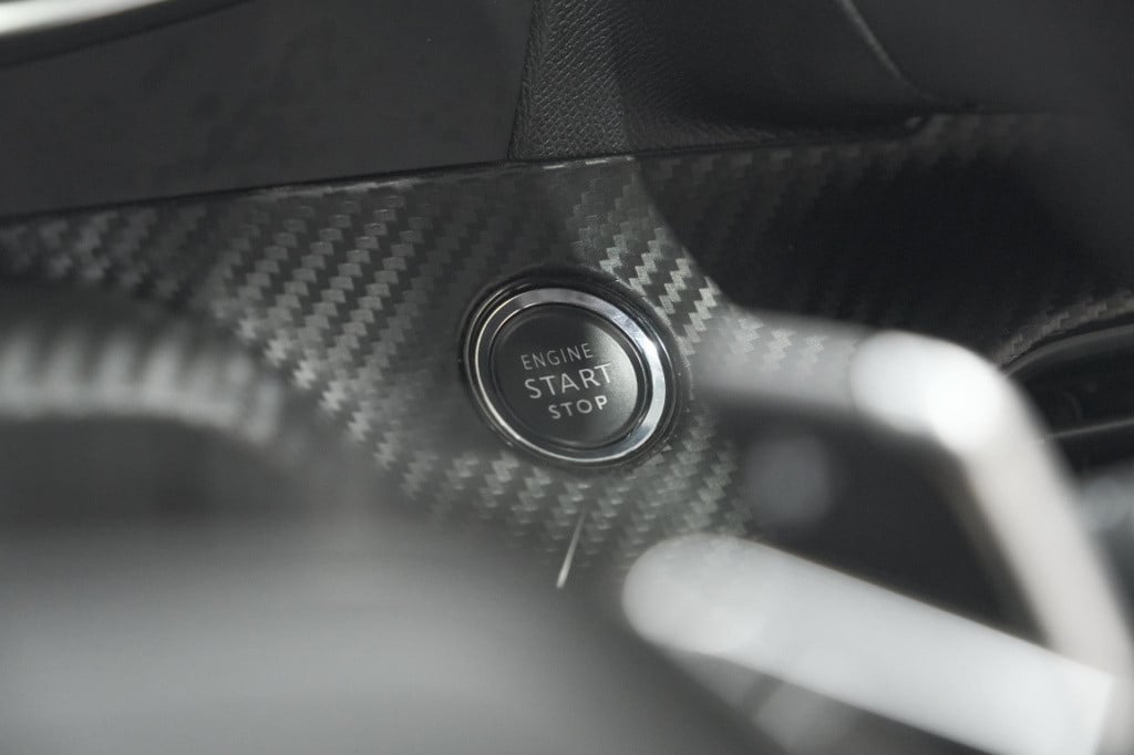 Peugeot 208 puretech 100 eat8 allure | camera | apple carplay | navigatie |