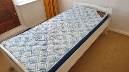 Eenpersoons bed met matras