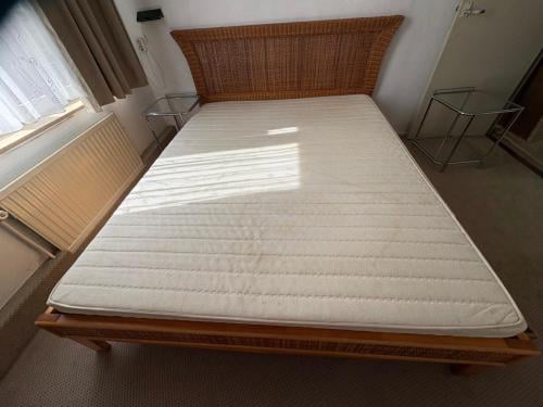 2-persoonsbed met schone matras en onderschuiflades 160 cm breed