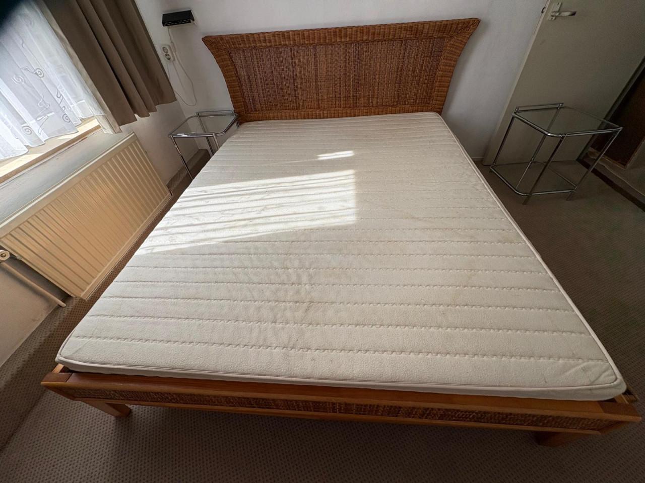 2-persoonsbed met schone matras en onderschuiflades 160 cm breed