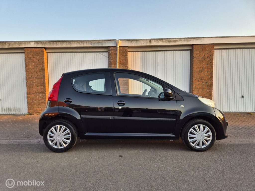 Peugeot 107 1.0-12v / 5-deurs / airco