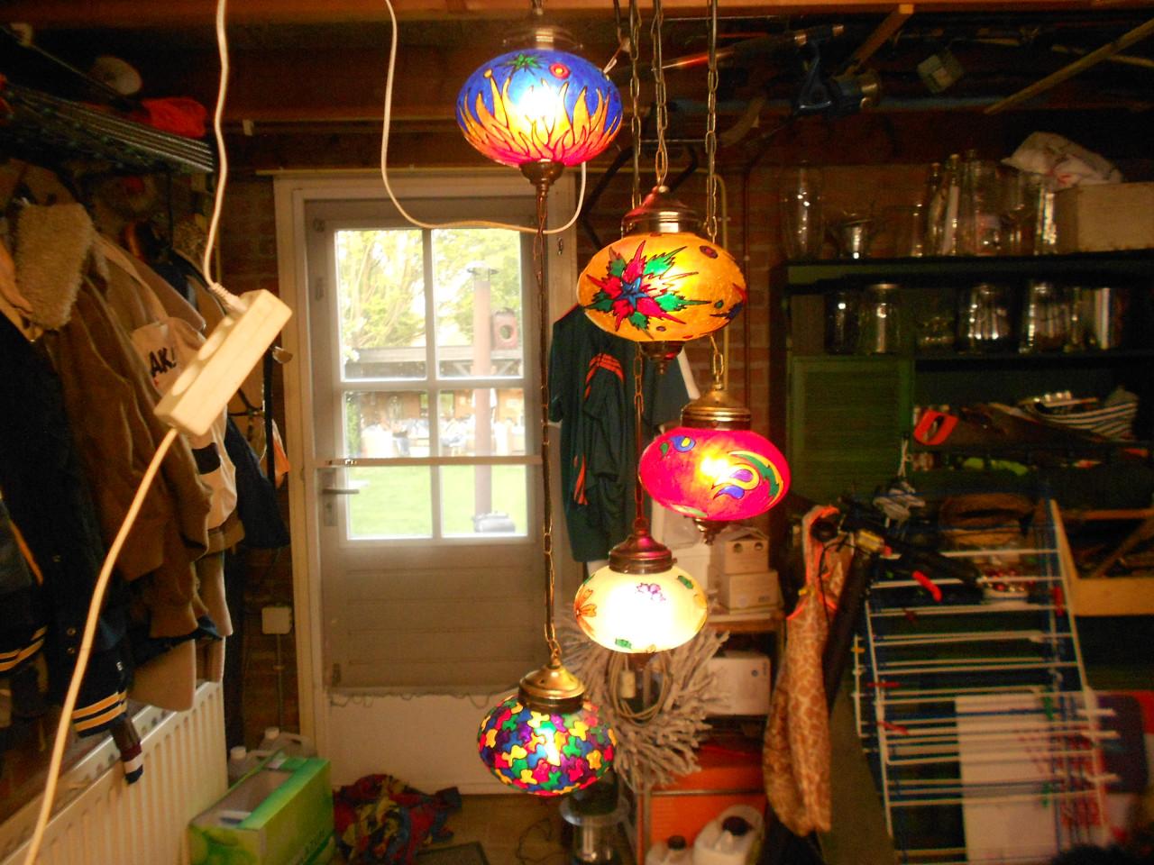 Vintage hanglamp met vijf glazen gekleurde bollen.