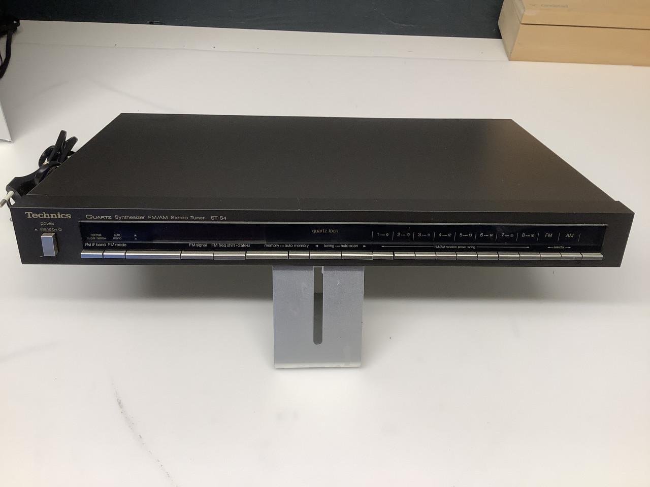 Technics Quartz synthesizer FM/AM stereo tuner ST-S4 zwart.