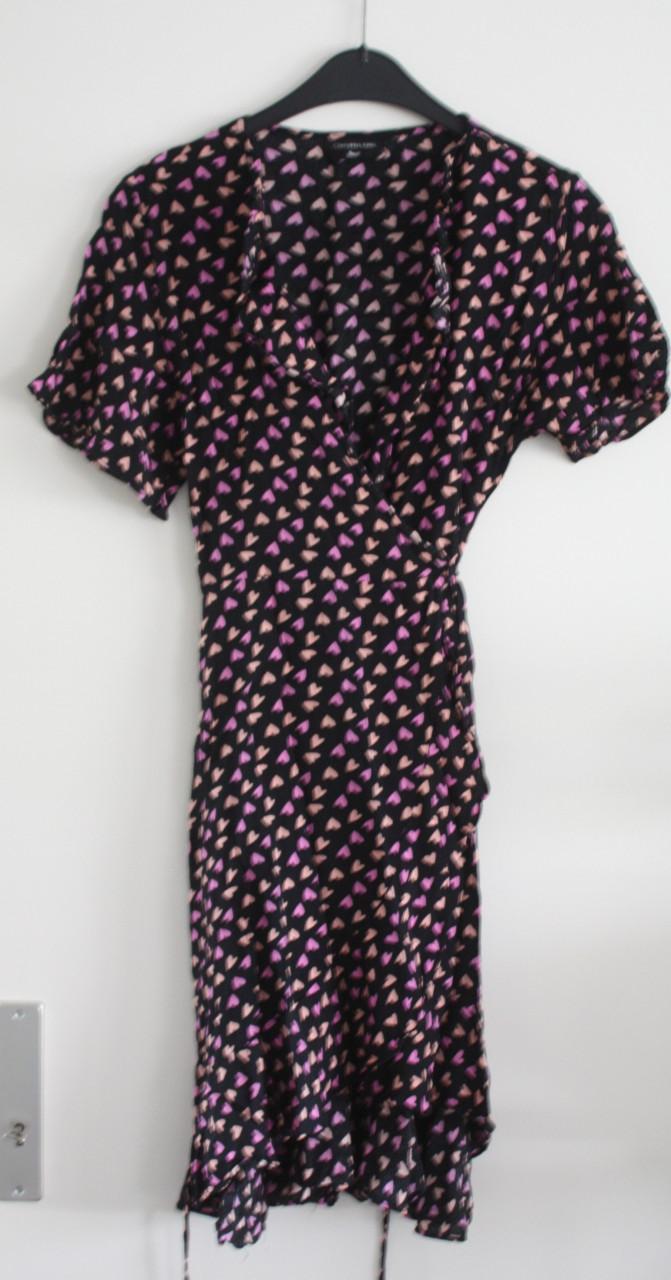 Zwart met gekleurde hartjes wikkel jurk  maat s