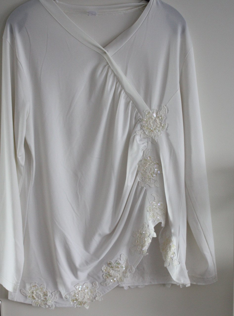 Wit shirt met kanten bloemen met pailletten en kralen maat44- 46