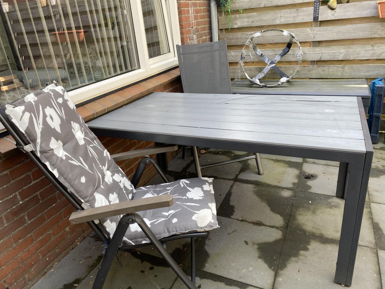 Tuintafel met stoelen