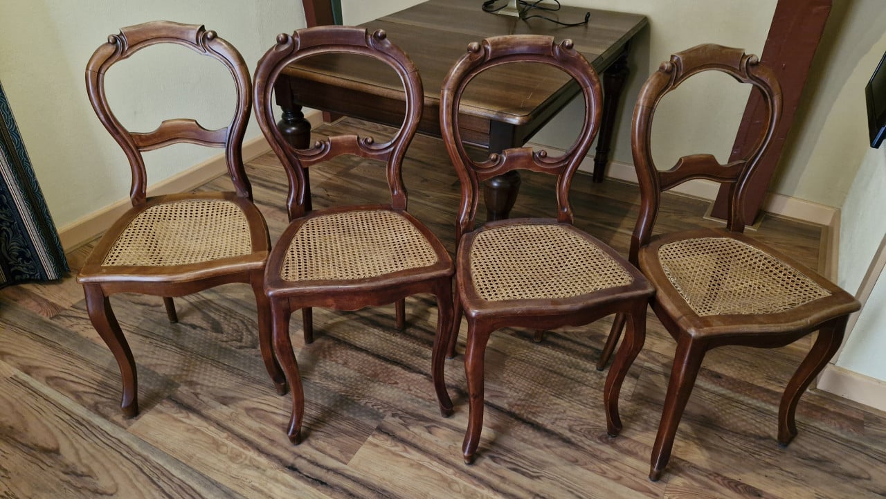 Antieke mahoniehouten tafel en 4 bijpassende stoelen