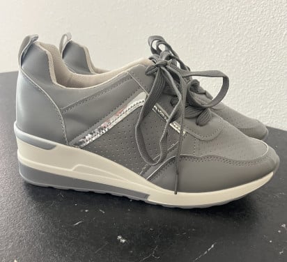 Nieuwe grijze damessneakers maat 38