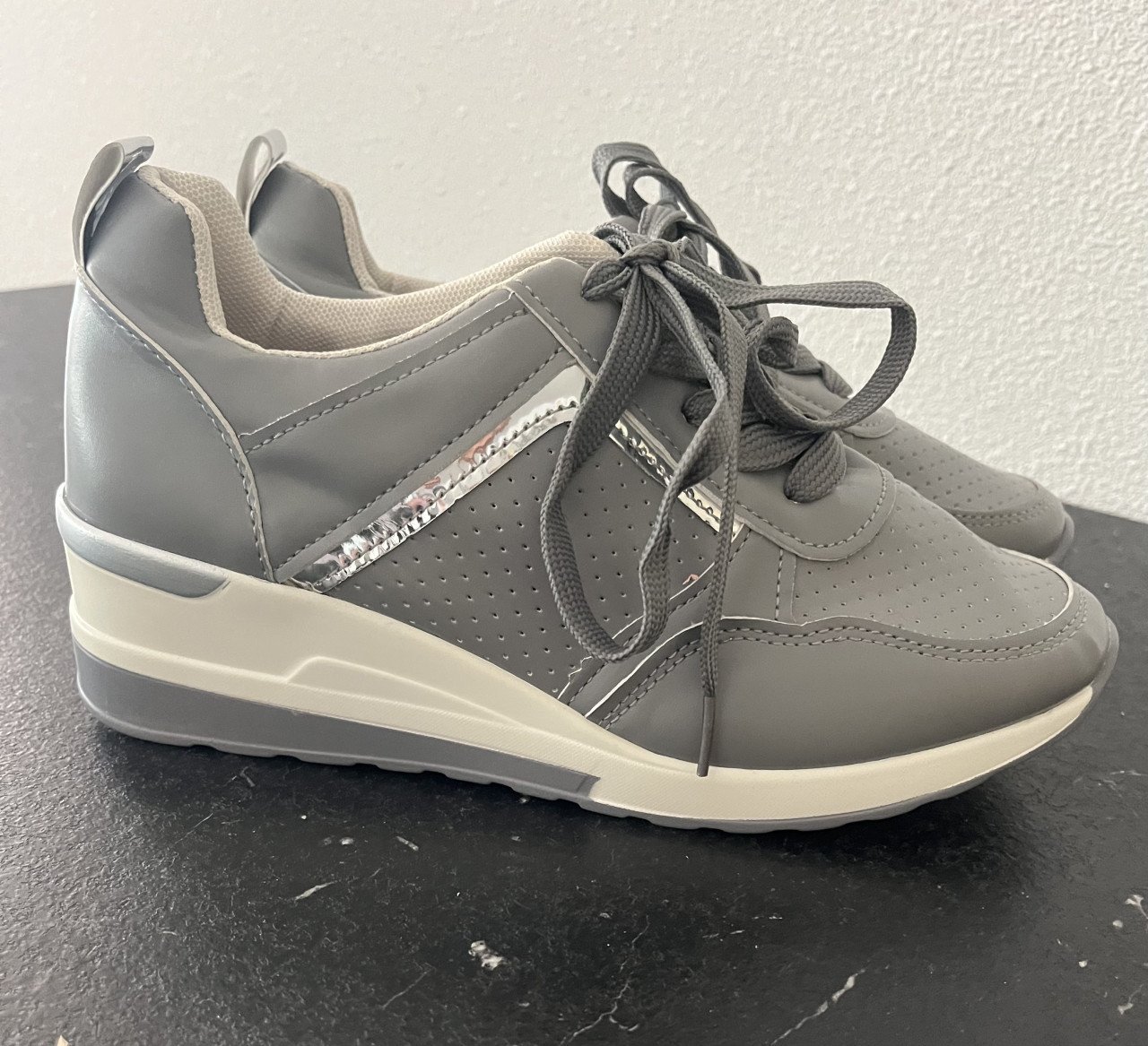 Nieuwe grijze damessneakers maat 38