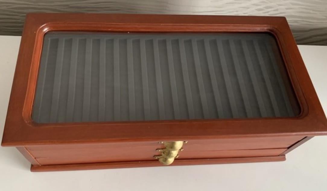 Vitrine met 3 laden voor 50 pennen