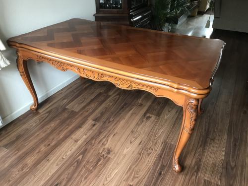 Klassieke eetkamertafel
