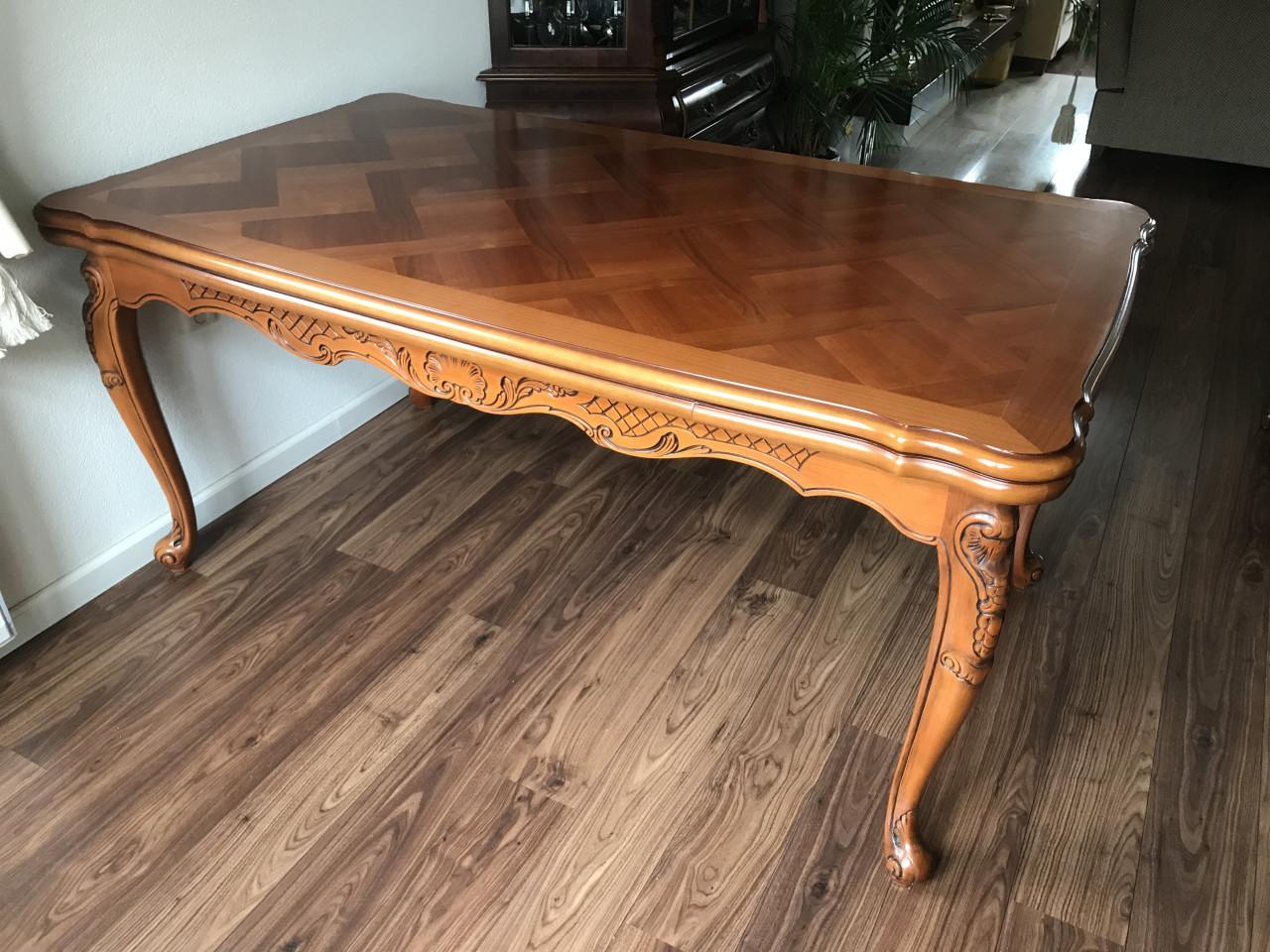 Klassieke eetkamertafel