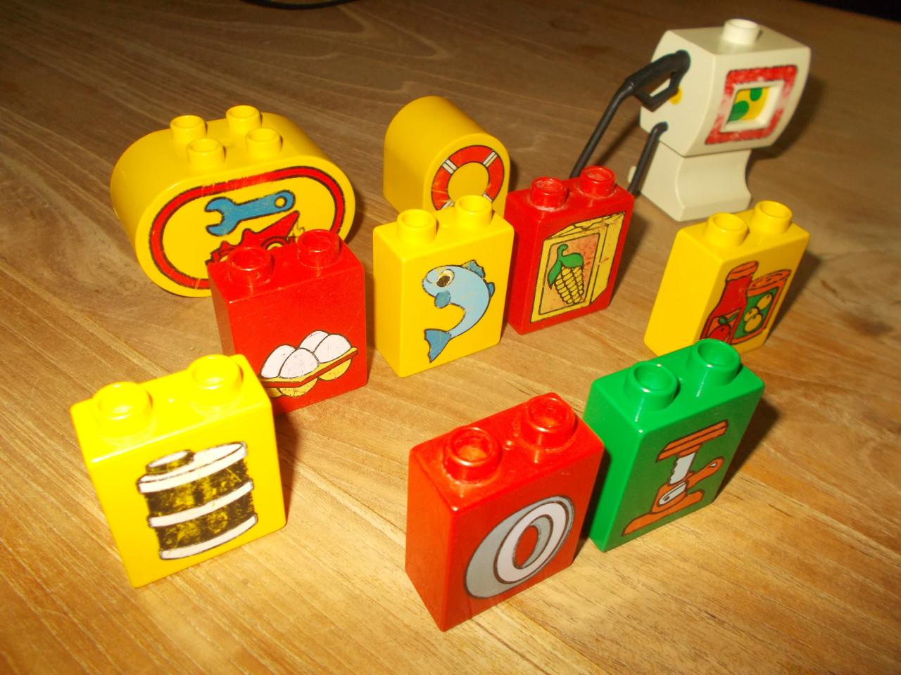 Lego Duplo - Auto's, bootje, figuren, benzine pomp, etc.