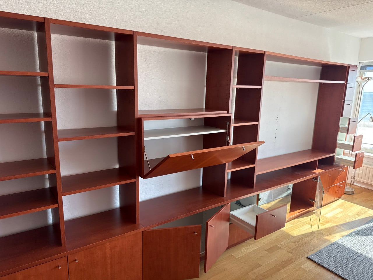 Gratis lange wandkast kersenhout kleur