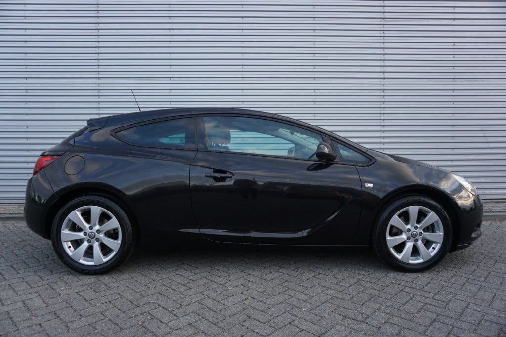 Opel Astra gtc 1.4 turbo sport airco / cruise / parkeers. / lm velgen / tre
