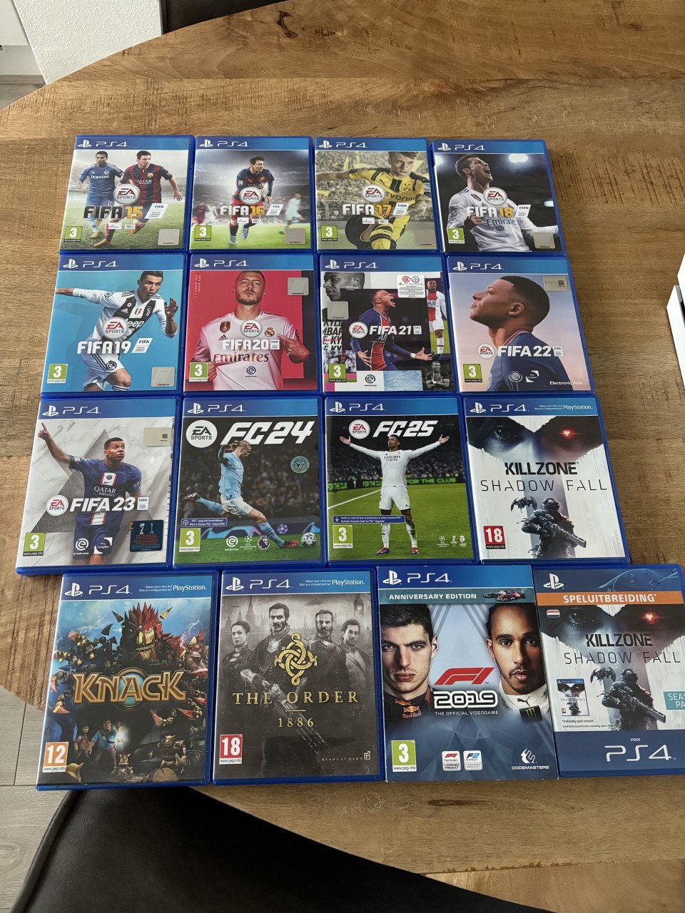 Playstation 4 + 2 controllers + diverse spellen