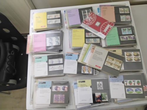 Postzegel uitgave in mapjes