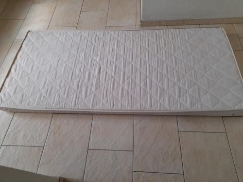 Matras 90 x 200 x 12 cm dik (in goede schone staat)