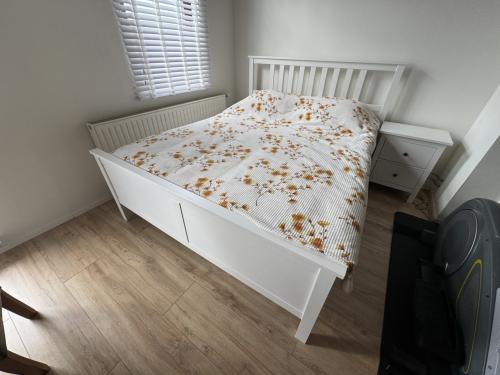 Tweepersoons bed 160 x 200 frame ledikant met twee matrassen