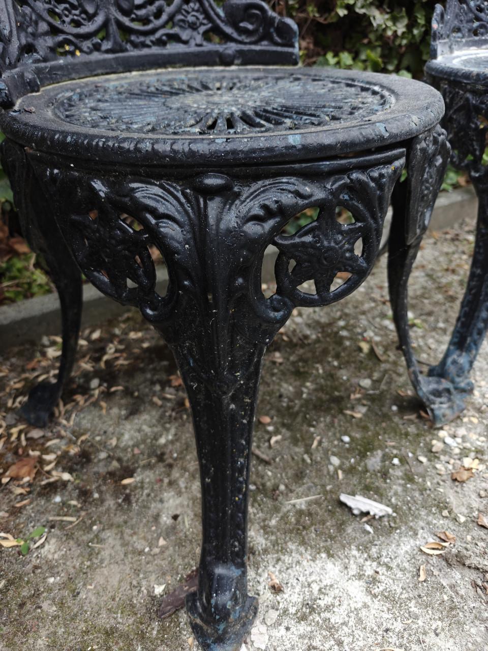 Antieke gietijzeren tuinstoelen