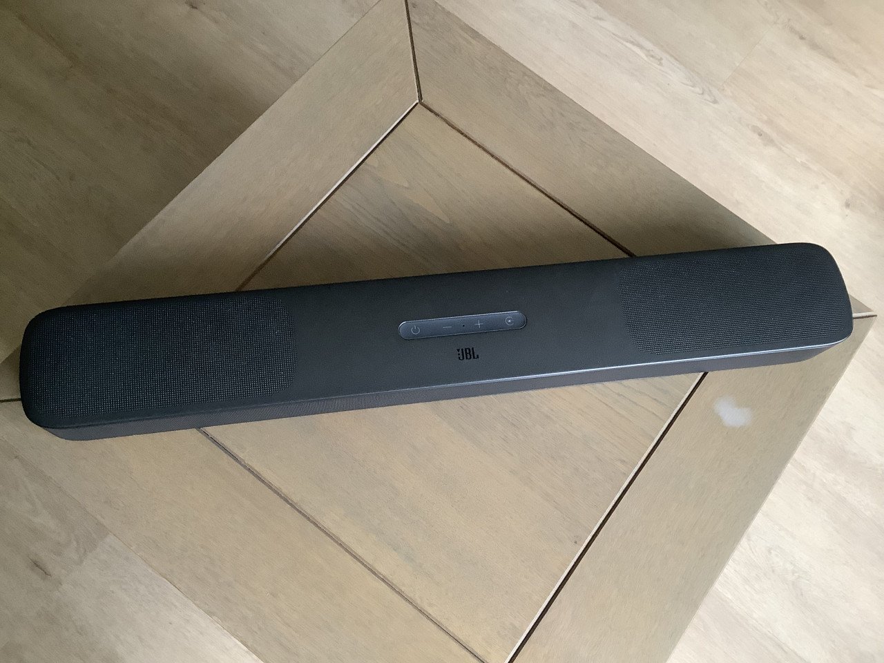 2.0 Soundbar van JBL compleet met afstandsbediening.