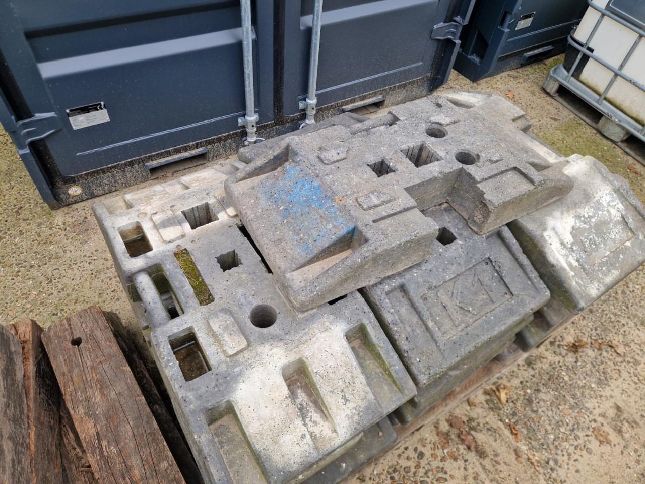 13 stuks baakvoeten / geleidebaken / wegschildjes voet