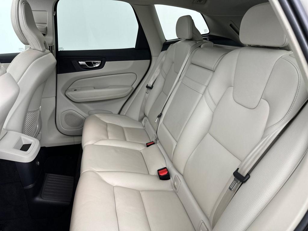 Volvo XC60 t8 390pk recharge momentum|