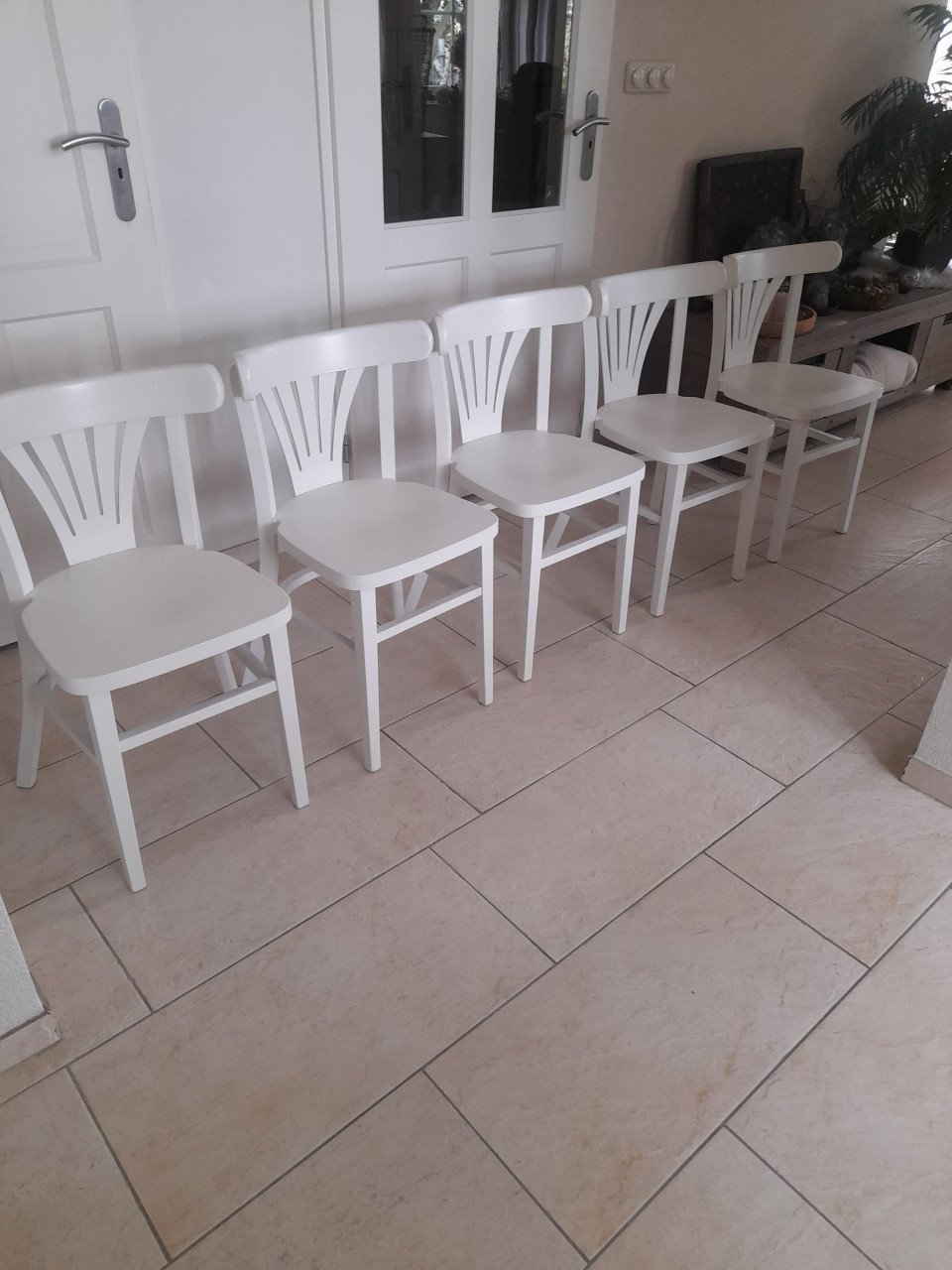 5 witte houten stoelen (in goede staat )