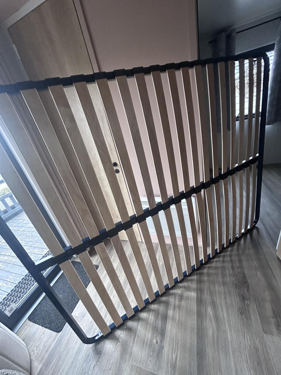 Bed 160x200 inclusief matras hlf jaar oud