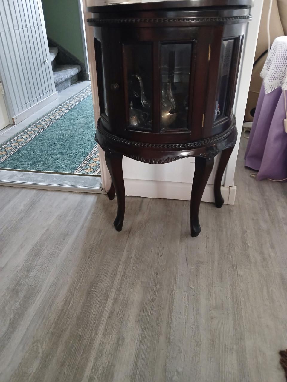 Meubels. Dressoir met spiegel,  Eethoek met 4 stoelen. Theekastje
