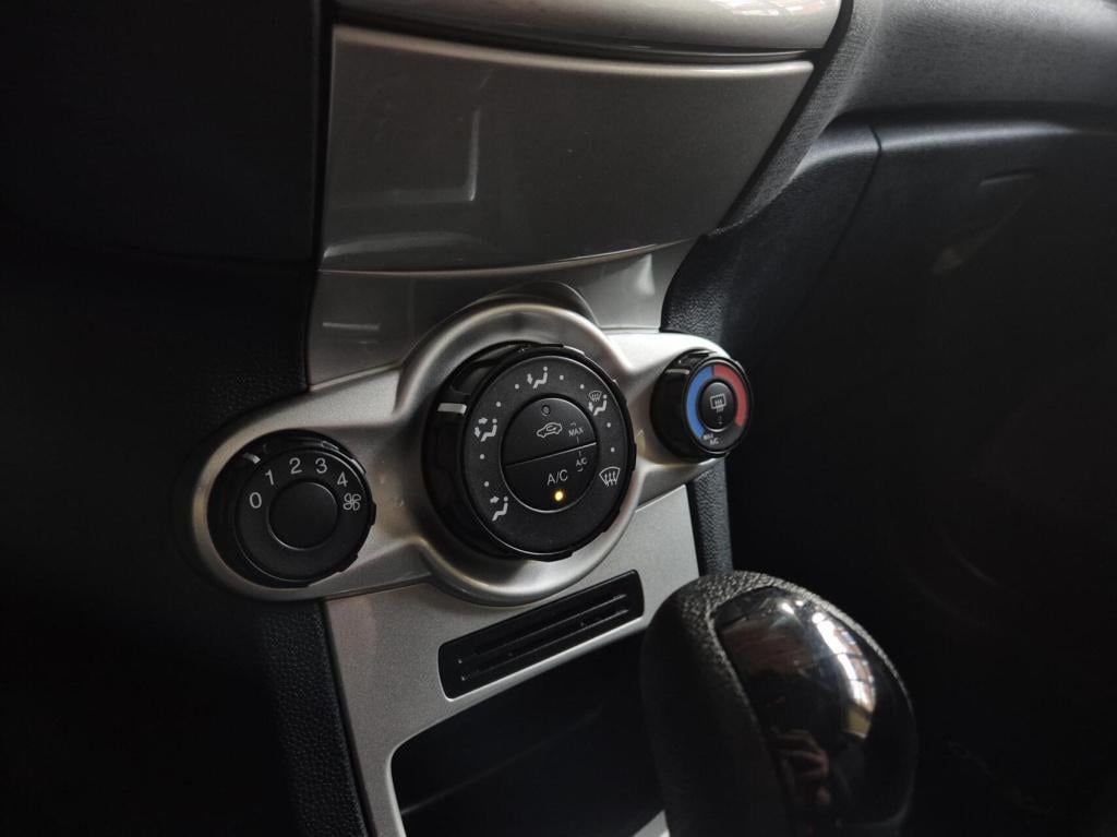 Ford Fiesta 1.4 titanium / automaat / origineel nl