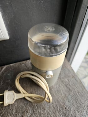 Werkende vintage koffiemolen van H.Smith´s koffie en thee uit groningen