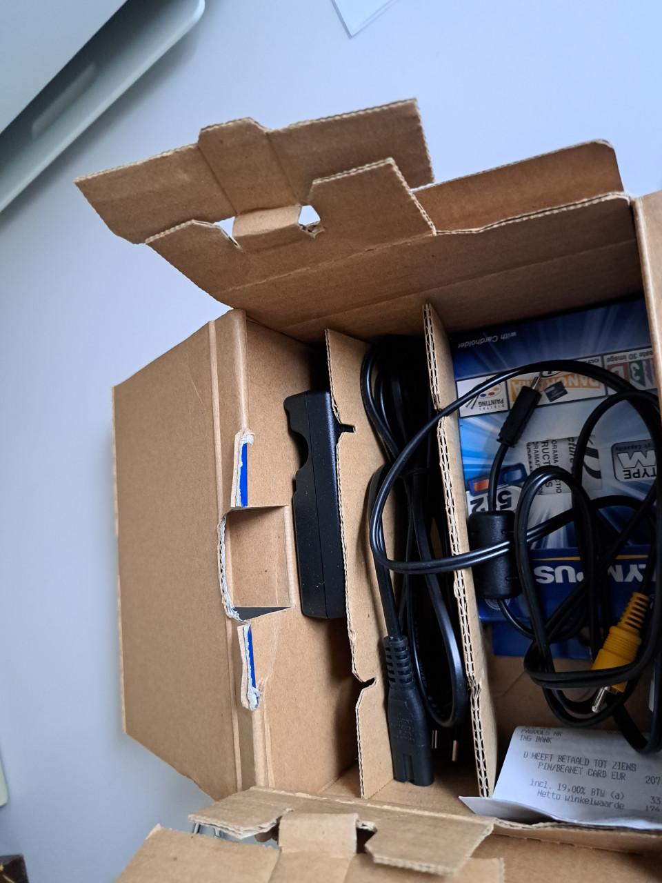 De Olympus X-790 is een robuuste, waterdichte 7.1 megapixel compact camera.