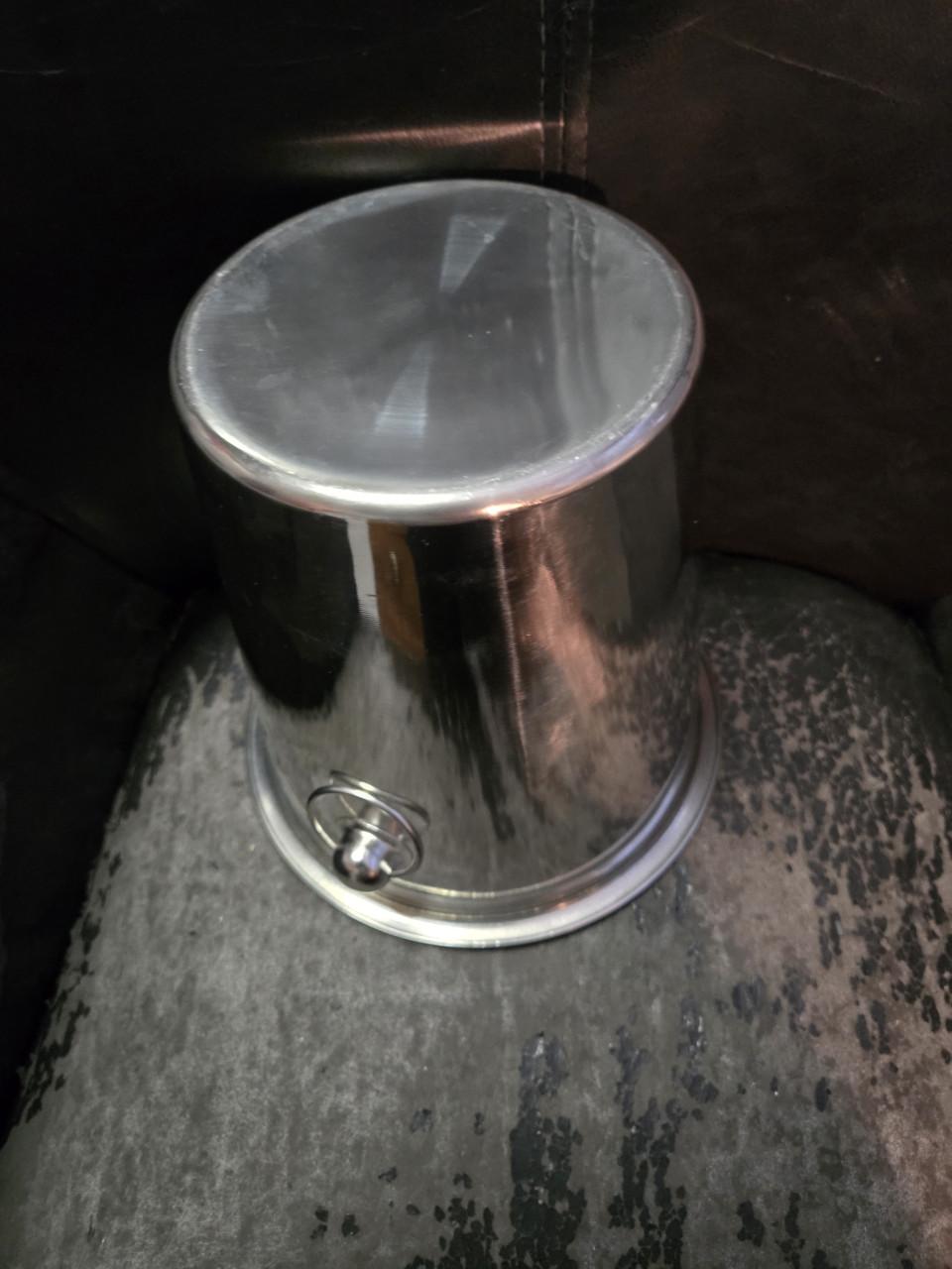 Roestvrijstalen wijn- of champagnekoeler.