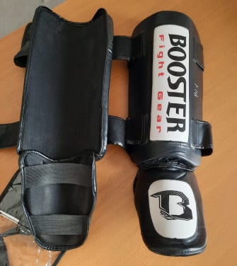 Te koop: Booster Fight Gear Thai Striker Scheenbeschermers (kunstleer)